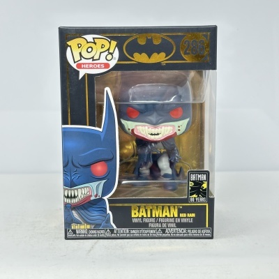 Figura em vinil Batman Red Rain Pop! Heroes na caixa