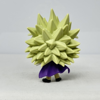 Figura colecionável com cabelo espetado amarelo e capa roxa