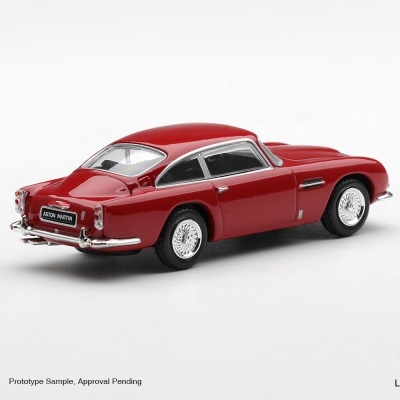 Miniatura de carro Aston Martin vermelho com detalhes cromados