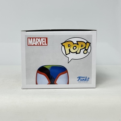 Caixa branca de vinil com logotipos Marvel, POP! e Funko com cabeça de boneco estilizada