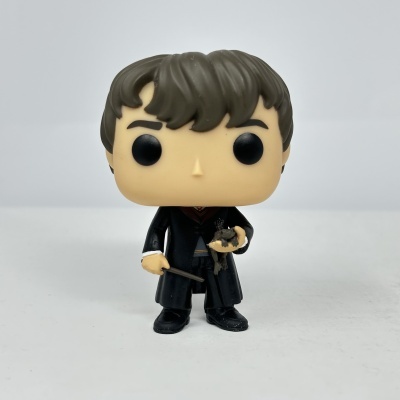 Figura Funko Pop vestida com túnica preta, cabelo castanho e segurando uma varinha e um sapo.