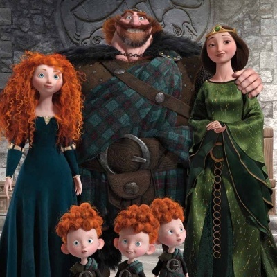 Personagens animados em traje medieval dentro de um castelo de pedra