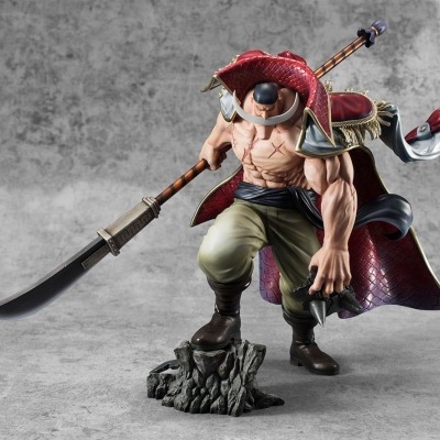 Estátua de guerreiro musculado com espada e capa vermelha sobre base de rocha