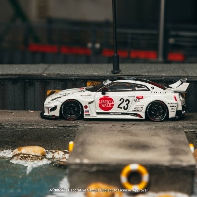 Carro de corrida em miniatura branco com detalhes pretos e logo Liberty Walk vermelho