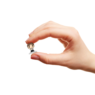 Mini figura colecionável de plástico segurada entre dedos de mão