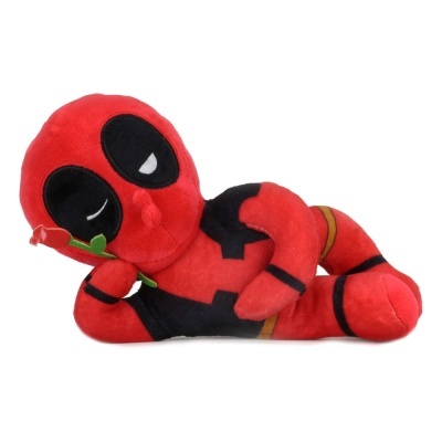 Pelúcia do personagem Deadpool vermelha e preta deitada segurando flor vermelha