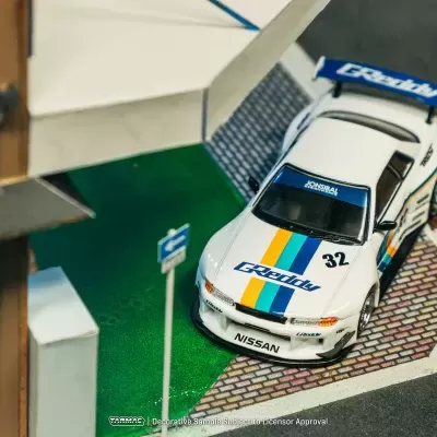 Miniatura de carro Nissan branco com faixas coloridas e número 32