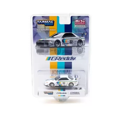 Miniatura de carro Nissan Skyline R32 em embalagem
