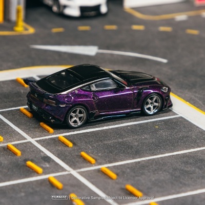 Miniatura de carro desportivo roxo metálico e preto estacionado num parque de miniaturas