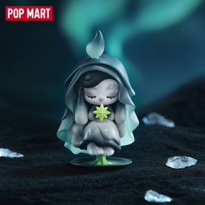 Figura decorativa Pop Mart azul e cinza segurando estrela verde