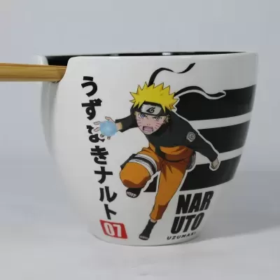 Caneca branca com desenho do personagem Naruto, texto em japonês e inglês, e colher de pau.