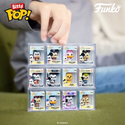Miniaturas Bitty Pop! da Funko Disney de personagens como Goofy, Mickey Mouse e Daisy Duck em caixas transparentes empilhadas.