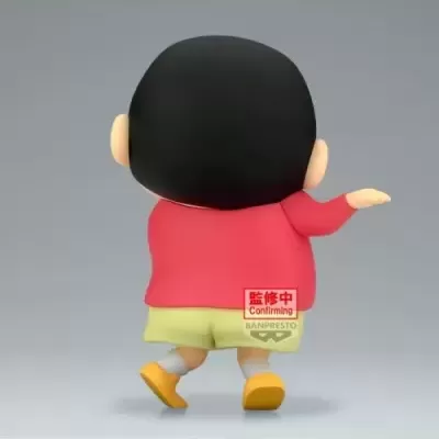 Figura colecionável vestindo vermelho e amarelo com texto Confirming BANPRESTO