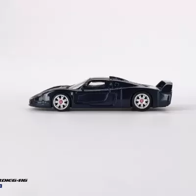 Miniatura de carro desportivo preto de perfil sobre fundo branco com texto no canto inferior esquerdo.