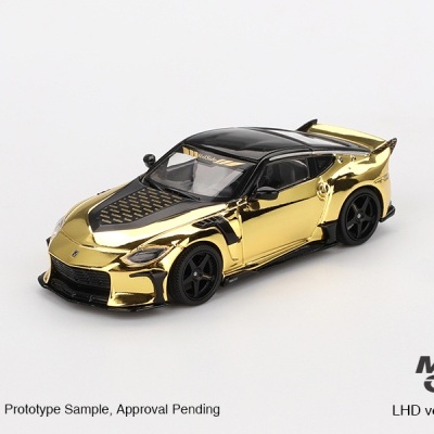 Miniatura de carro desportivo preto e dourado com detalhes em preto, em fundo branco