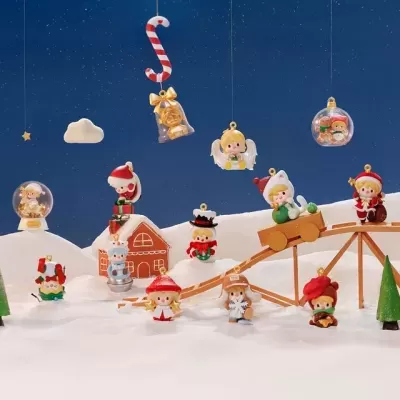 Figuras decorativas de Natal coloridas em miniatura com tema festivo