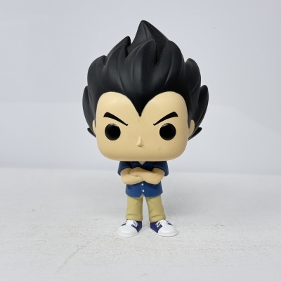 Figura Funko Pop com cabelo preto e roupa azul e bege