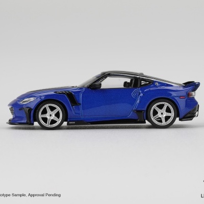 Miniatura de carro desportivo azul metálico com detalhes em preto