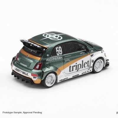Miniatura de carro desportivo Abarth verde metálico com detalhes brancos e dourados e inscrições em várias partes.