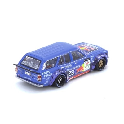 Miniatura de carrinha azul com autocolantes de competição e texto FURSTY