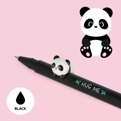 Caneta preta com figura de panda e texto HUG ME sobre fundo rosa