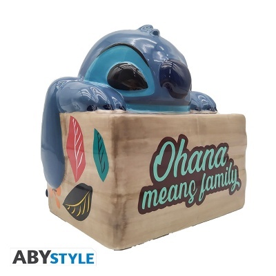 Figura decorativa azul do personagem Stitch com caixa bege e texto Ohana means family