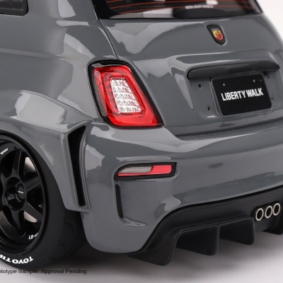 Parte traseira de carro cinza metálico com placa LIBERTY WALK