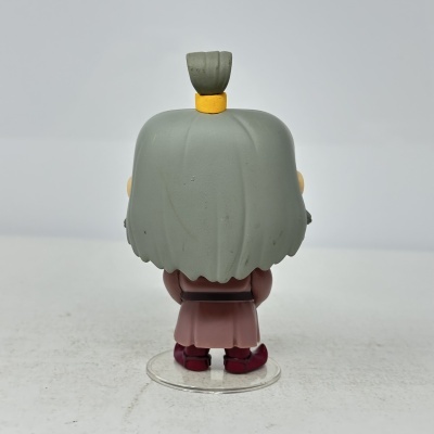 Figura de vinil vista de costas com cabelo cinzento e vestido rosa