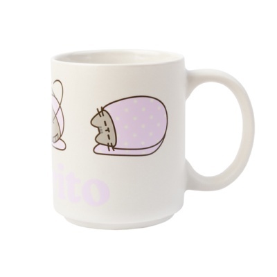 Caneca branca em cerâmica com ilustrações de gatos e texto lilás.