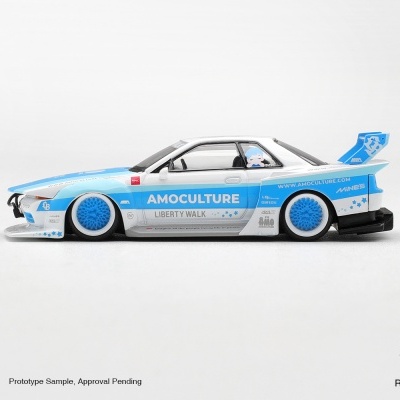 Miniatura de carro desportivo branco e azul com texto e desenho de personagem