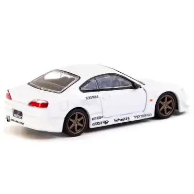 Miniatura de carro desportivo branco com rótulos e jantes castanhas