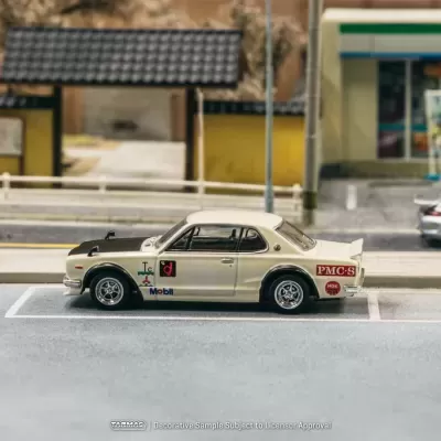 Miniatura de carro esportivo clássico creme com adesivos, em diorama urbano