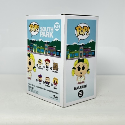 Caixa branca Pop! South Park com imagens dos personagens e vila.