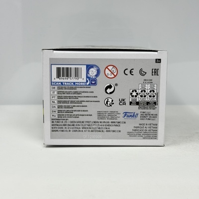 Embalagem branca de papelão com etiquetas e códigos de barras