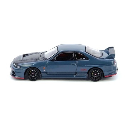 Modelo de carro desportivo azul metálico com capô preto e spoiler