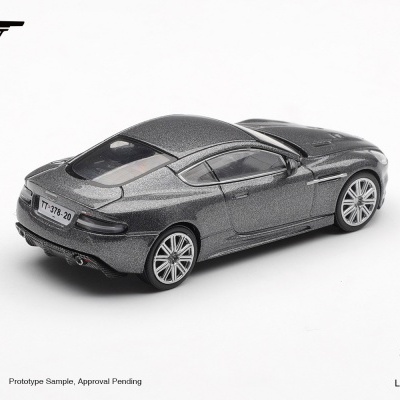 Miniatura de carro desportivo cinzento metálico com matrícula TT-378-20 em fundo branco