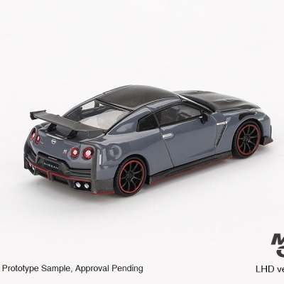 Miniatura de carro desportivo Nissan GT-R cinza com detalhes em preto e vermelho
