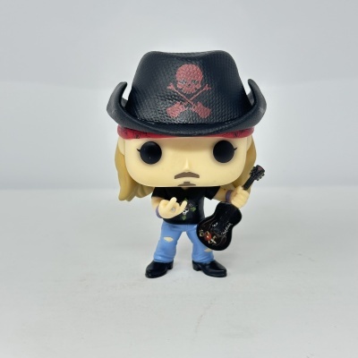 Figurine Funko Pop masculino com chapéu preto e guitarra