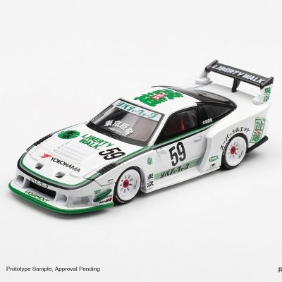 Miniatura de carro de corrida branco com detalhes verdes e pretos e texto Liberty Walk.