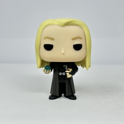 Figura Funko Pop com cabelo loiro e roupa preta segurando esfera azul e bastão