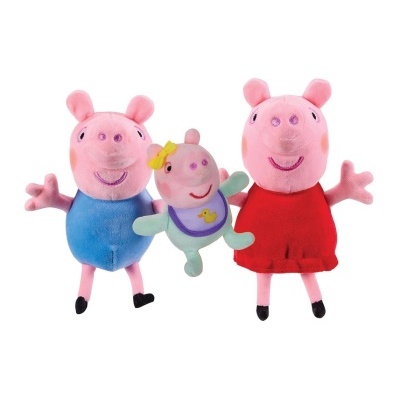 Três peluches de porquinhos, dois grandes com roupa azul e vermelha e um bebé com fita amarela