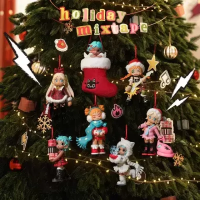 Bonecos de Natal coloridos pendurados numa árvore de Natal com ornamentos e texto holiday mixtape