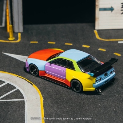 Miniatura de carro desportivo multicolorido numa pista de corrida em miniatura.