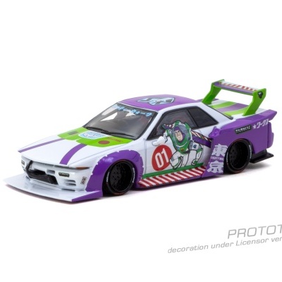 Miniatura de carro desportivo roxo, branco e verde com personagem Buzz Lightyear e texto em letras japonesas.