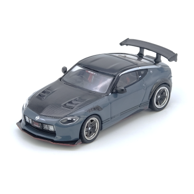 Miniatura de carro desportivo cinza com capô carbono e spoiler traseiro grande