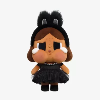 Boneca de pelúcia com vestido preto e tiara com orelhas