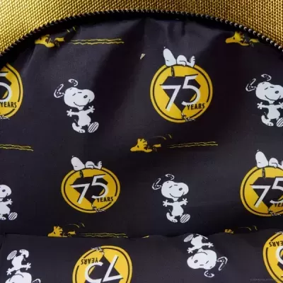 Interior de mochila preta com padrão de Snoopy e Woodstock amarelo e branco e texto 75 YEARS