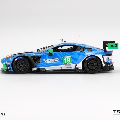 Miniatura carro de corrida azul e branco com número 19 e spoiler verde.