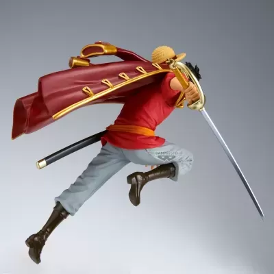 Figura de espadachim em salto com casaco vermelho e chapéu de palha