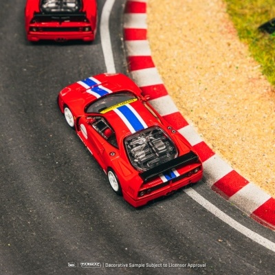Carros de corrida em miniatura vermelhos na pista de corrida com faixas coloridas e bordas vermelhas e brancas